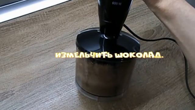 Пончики шоколадные глазурованные с крошкой без глютена.