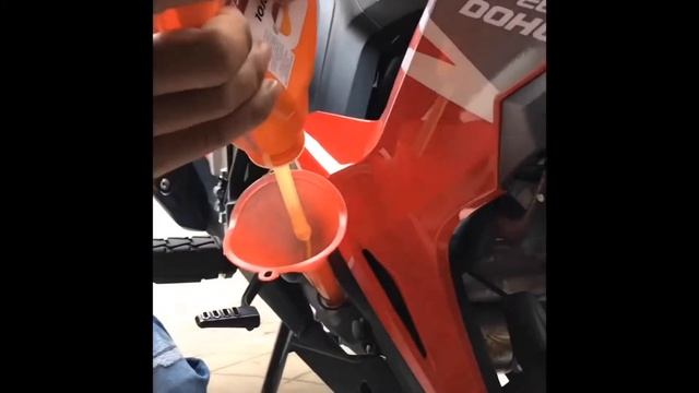 Honda Sonic150 xã nhớt rô đai ra và thay repsol racing 10w40 смотреть онлайн
