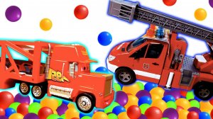 Большие машинки — АВТОВОЗ везет машинки в бассейн с шариками, а ПОЖАРНАЯ МАШИНКА тушит пожар!