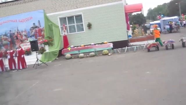 Вы не поверите! На сельской Ярмарке женщина задрала... смотреть онлайн