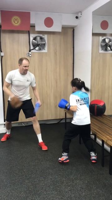 Всегда приятно тренировать ребёнка у которого огромное желание научится Боксу. смотреть онлайн