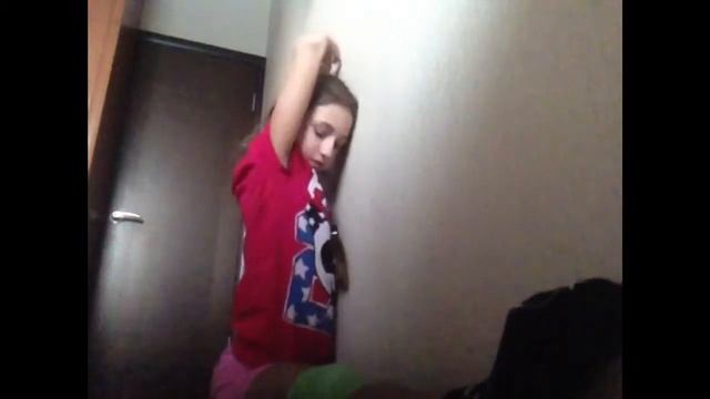 КАК СЕСТЬ НА ШПАГАТ? How to do the splits? смотреть онлайн