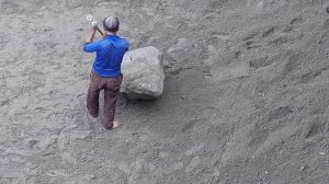 Строительство, шахтёры сбивают камни со стен карьера