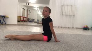 Упражнение для тех, кто хочет быстро сесть на шпагат.