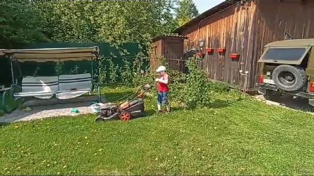 помогаю деду косить траву смотреть онлайн