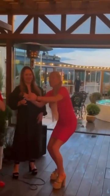 Дикие танцы Анастасии Волочковой 💃Балерина явно хорошо отдохнула вчера 😂 смотреть онлайн