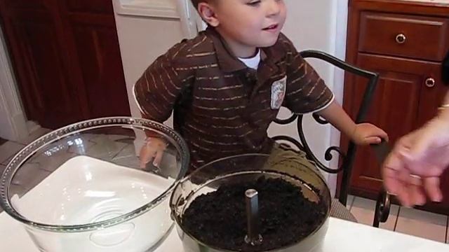 Betty's Dirt Cake (Oreo Cake) Made with Grandson Carter смотреть онлайн