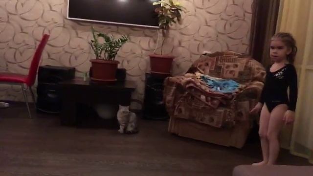 Полина показывает свои навыки) смотреть онлайн