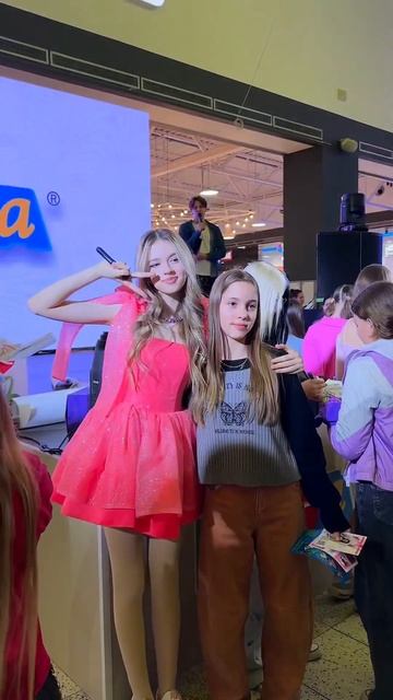 SuperSofi signs on strange places on the body of subscribers #music #singer #song #supersofi смотреть онлайн