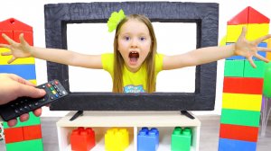 Милана шутит с младшей сестренкой Мией