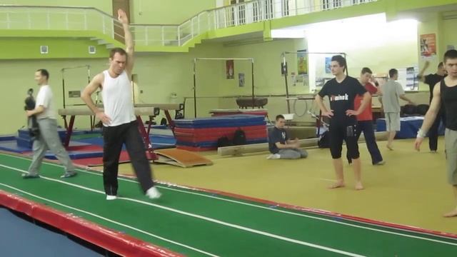 колесо через одну руку смотреть онлайн