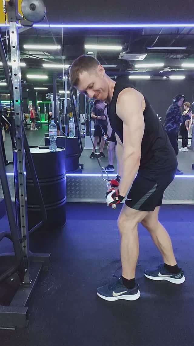 5.2 Разгибания на трицепс на блочном тренажере (V-рукоять)