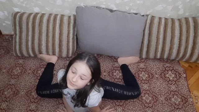 Как научиться садиться на шпагат🤸♀️ смотреть онлайн