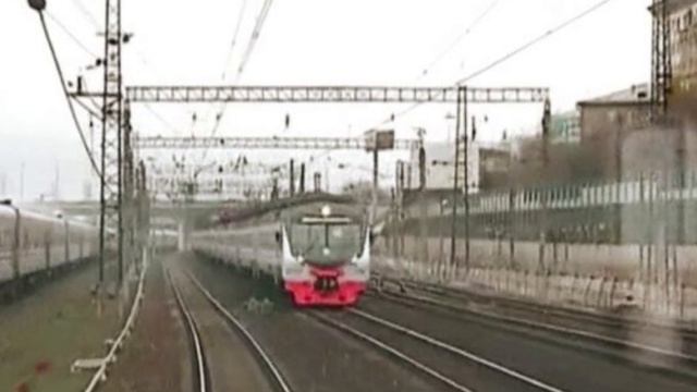 Der Mann, der entschied, dass der Hund alt war, «fesselte" den Hund an die Schienen.. смотреть онлайн