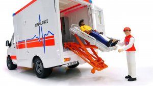 Машины-помощники! Скорая помощь везет человека в больницу. Развивающее видео для детей