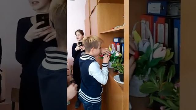 Ребёнак сел падарак учителя на 8марта смотреть онлайн