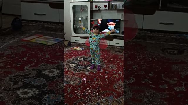 малыш садится на шпагат. Фея гимнастка смотреть онлайн