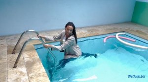 Wetlook leggings | Wetlook sport girl in leggings swims in Pool | Wetlook Curly Girl