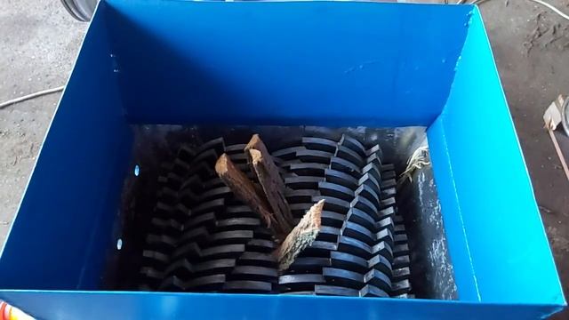 Wood bark slow motion shredding shredder machine grinder grinding satisfying experiment test video смотреть онлайн