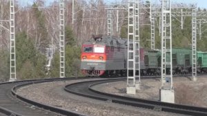 Локомотив ВЛ-80 в сцепке с грузовым поездом РЖД | Железная дорога в Сибири