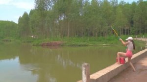 Красивая девушка ловит гигантскую рыбу у дороги #fishing