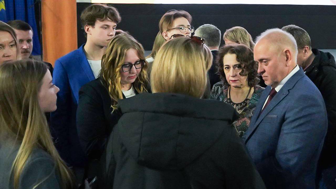 Глава Волжского отчитался перед горожанами смотреть онлайн