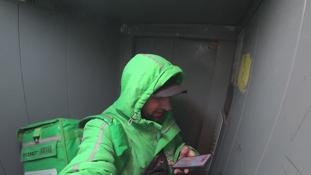 Пешим курьером Весна Март смотреть онлайн