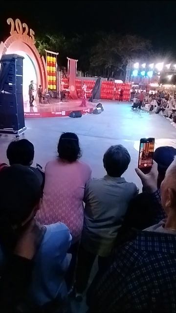 Выступление китайской певицы в Санье на острове Хайнань в Китае