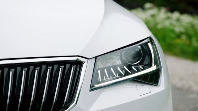 SKODA Superb Combi driving footage