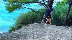 Девушка одна выживает на диком пляже , ставит кемпинг, готовит еду.