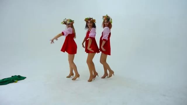девчонки танцуют))) Очень классно))) посмотрите !!! смотреть онлайн