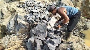 Строительство, самый сильный шахтёр в одиночку разбивает камни