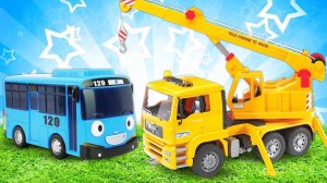 Видео для детей про машинки. Обзор игрушек. Распаковка автокрана!