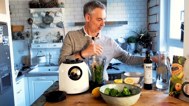 Paul makes spinach pesto in the Uno Jar смотреть онлайн