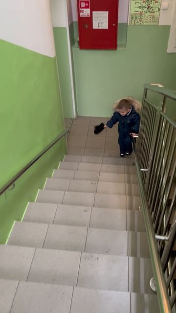Володя идёт по лестнице в группу. Детский сад смотреть онлайн