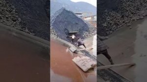 Строительство, разгрузка баржи