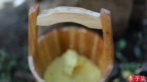 На дровах медленно готовятся кукурузные лепешки, коричневые и коричневые, такие вкусные.