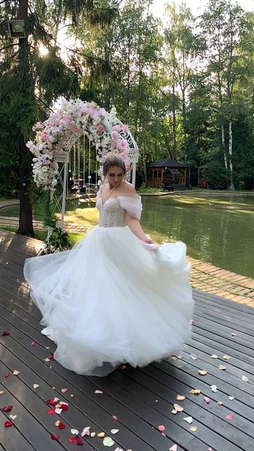 Невеста кружится у пруда смотреть онлайн