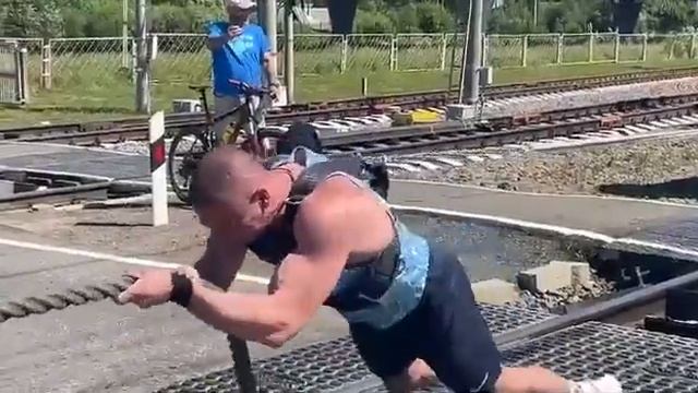 Денис Вовк тянет ласточку в 300 тонн на станции Белоостров. смотреть онлайн