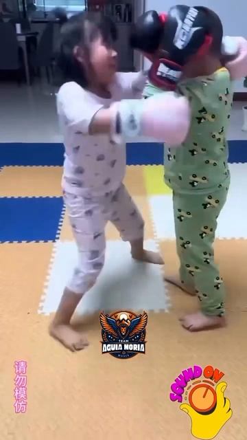 Начинаем утро с бодрого семейного спарринга смотреть онлайн