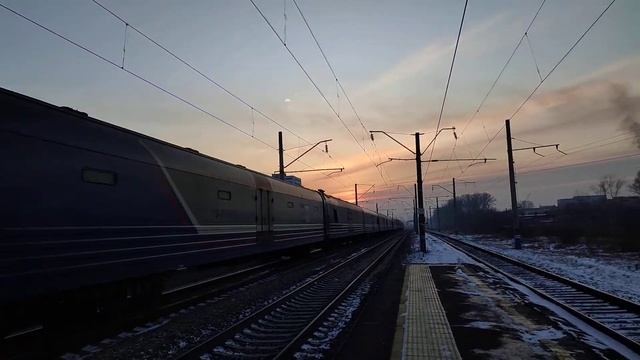 Электровоз ЭПI-059 с почтово-багажным поездом и приветливой бригадой смотреть онлайн