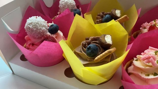 Капкейки с клубникой и черникой смотреть онлайн