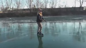 Такой прозрачный лёд - большая редкость. На коньках по зеркальной реке, чистый лед на реках России