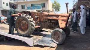 Умелые пакистанцы решили восстановить трактор 1950 года!