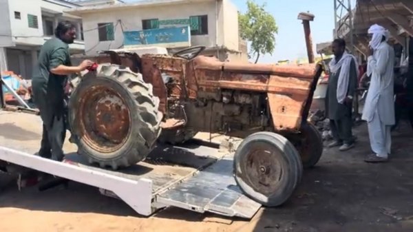 Умелые пакистанцы решили восстановить трактор 1950 года!
