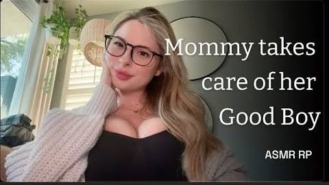 Мамочка заботится о своем хорошем мальчике, дразнит, целует, хвалит