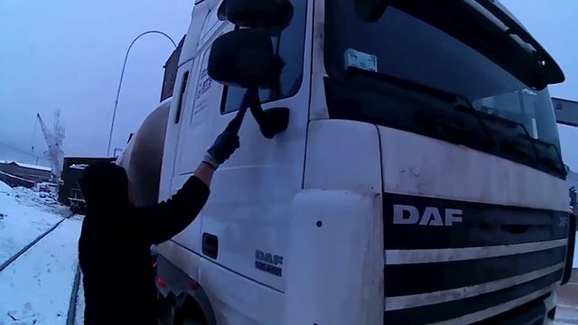 Погрузка цемента на перевалке. Снегу навалило нынче!!! смотреть онлайн