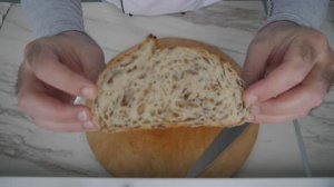 Пшеничный хлеб с семенами льна, кунжута и подсолнечника.