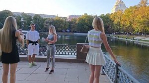 🌞 Красота на Патриарших прудах: Девушки, шаги и загадочная Москва! 💃✨