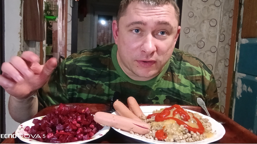 мукбанг/обжор/гречка и сосиски,свекольный салат с горчичным маслом/ смотреть онлайн